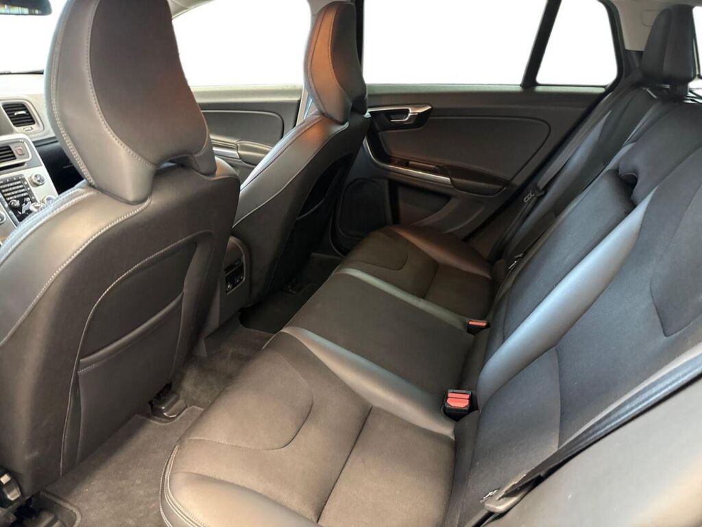 Volvo V60 Cross Country 2015 Punainen