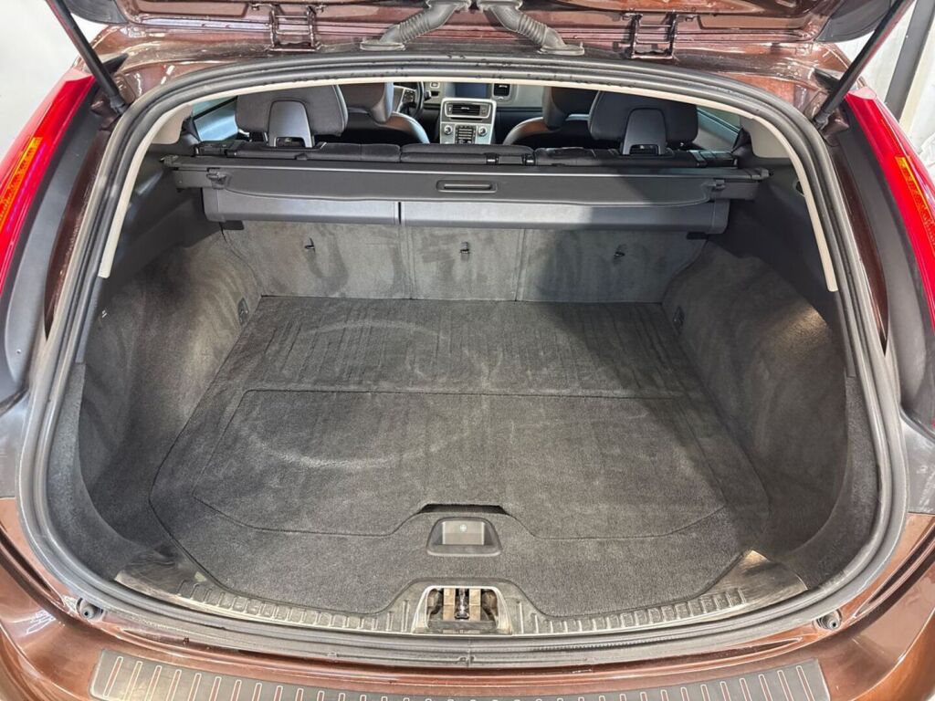 Volvo V60 Cross Country 2015 Punainen