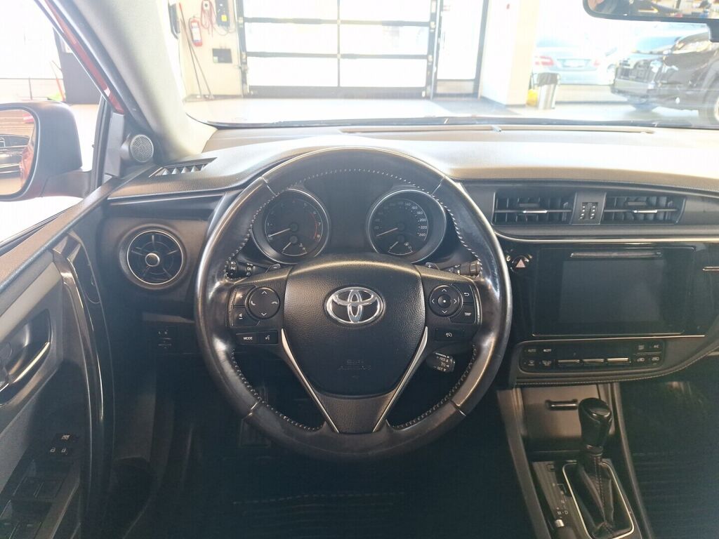 Toyota Auris 2015 Punainen