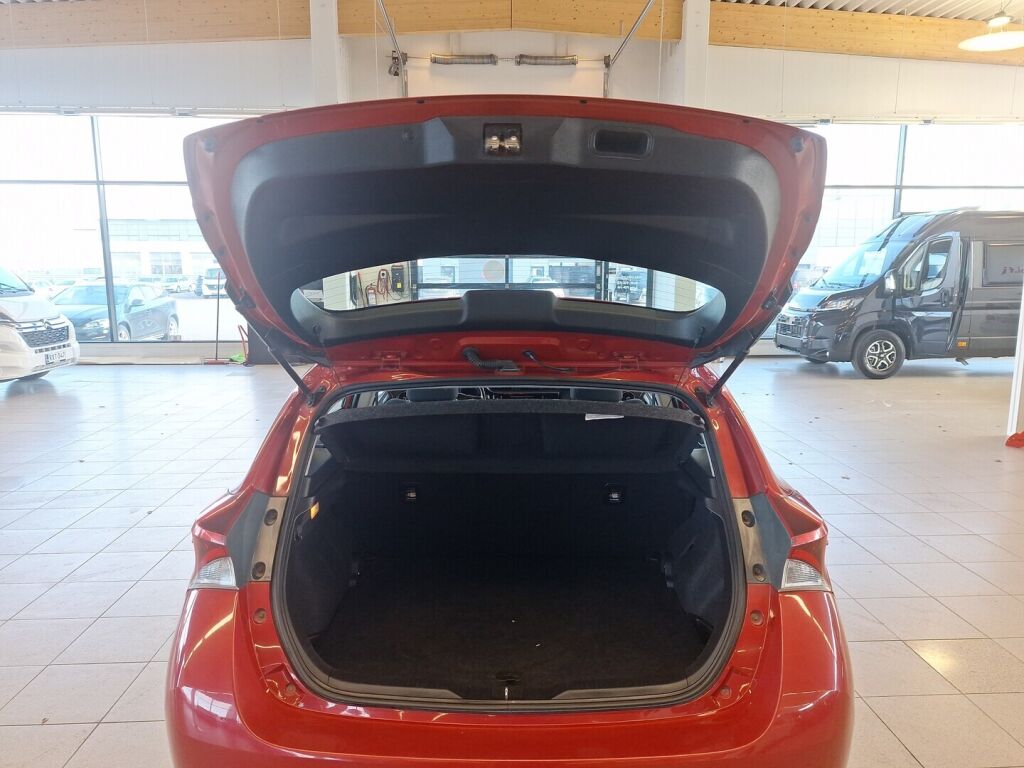 Toyota Auris 2015 Punainen