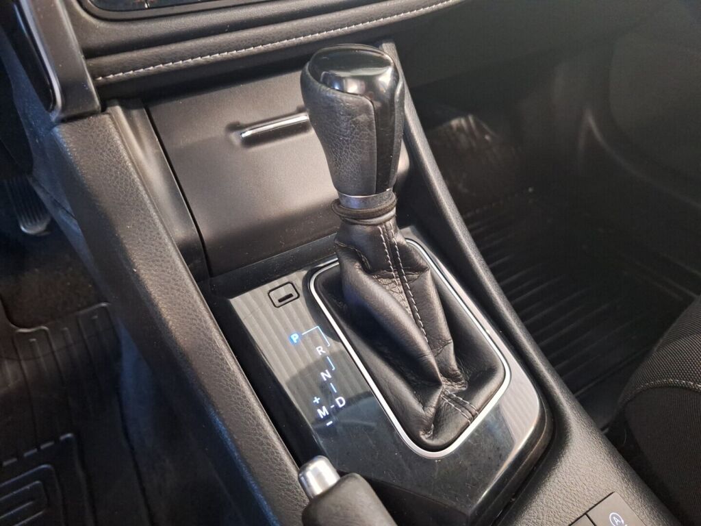 Toyota Auris 2015 Punainen