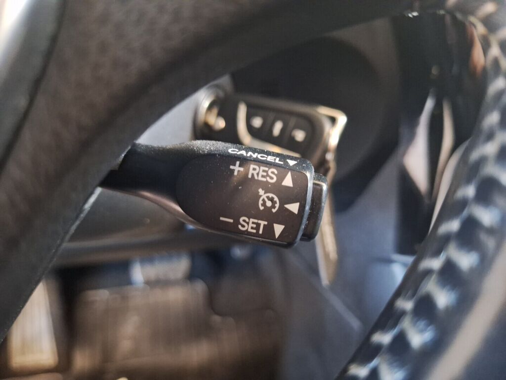 Toyota Auris 2015 Punainen