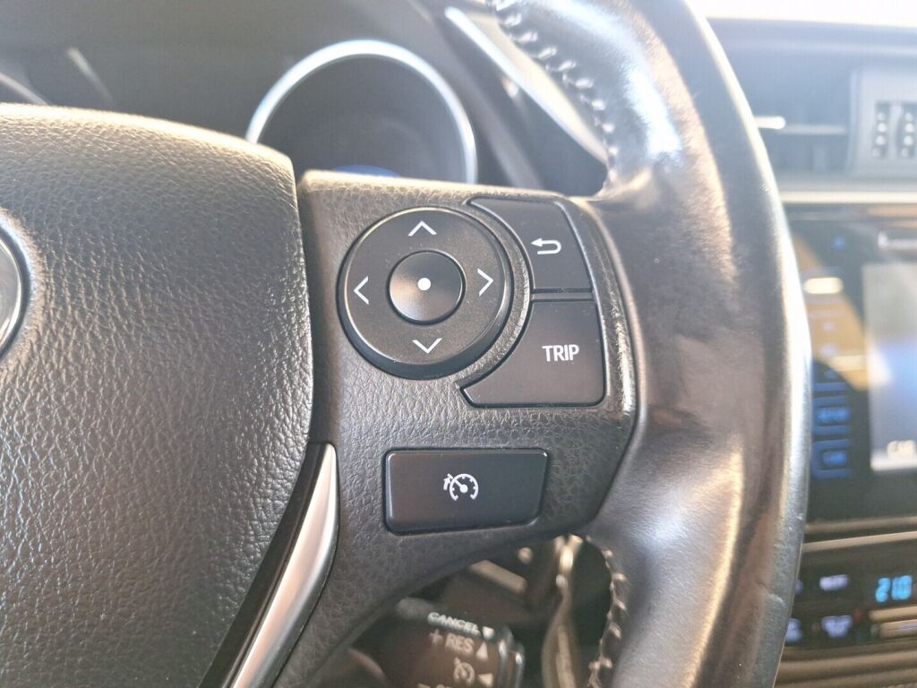 Toyota Auris 2015 Punainen