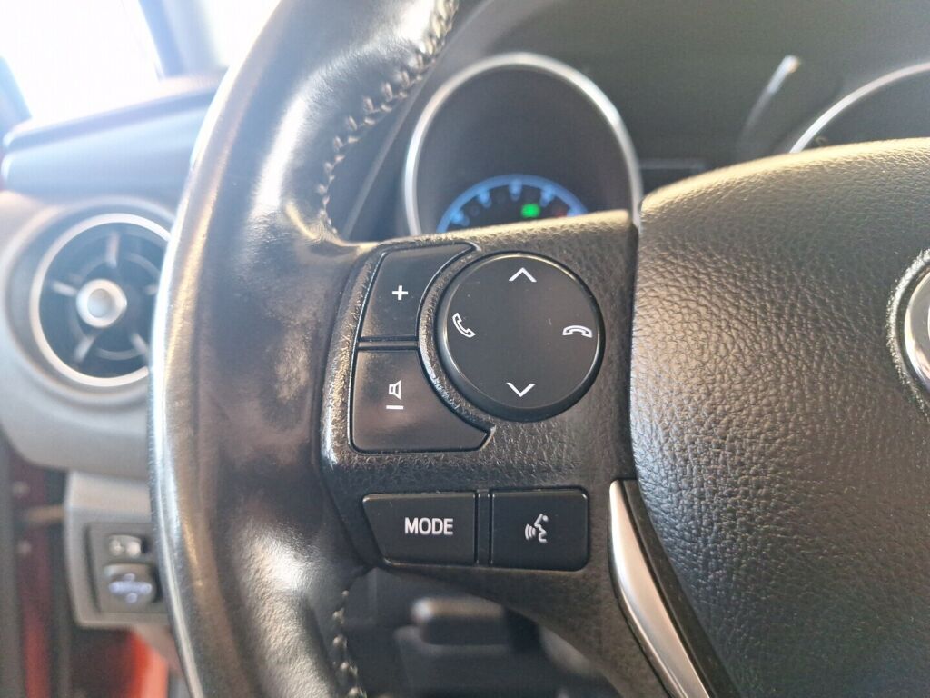 Toyota Auris 2015 Punainen