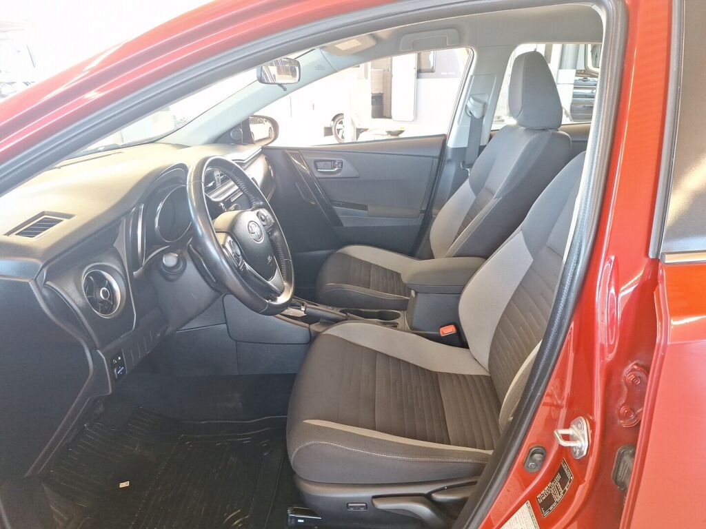 Toyota Auris 2015 Punainen