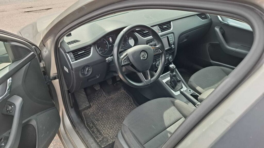 Skoda Octavia 2015 Ruskea (beige)