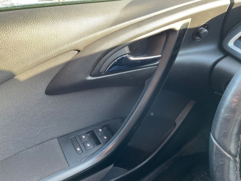 Opel Astra 2016 Musta