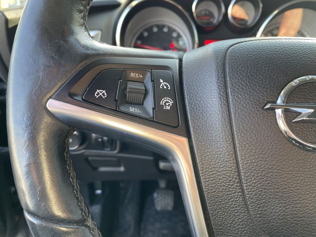 Opel Astra 2016 Musta