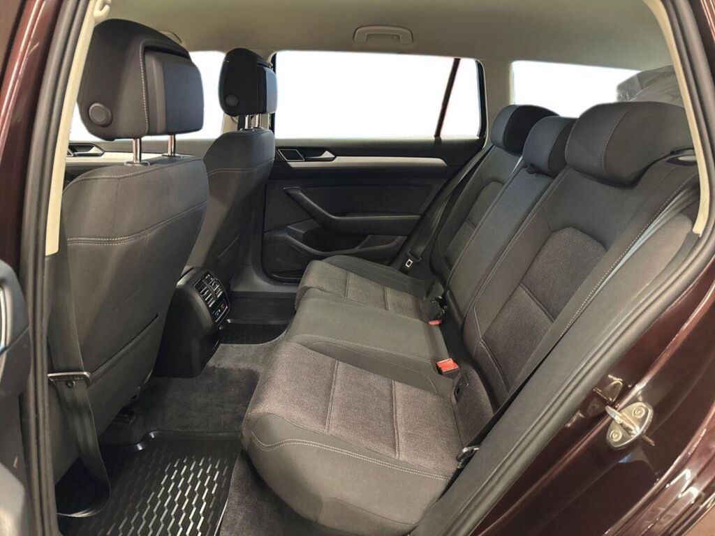 Volkswagen Passat 2016 Metallinhohto Punainen