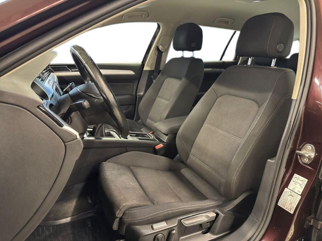 Volkswagen Passat 2016 Metallinhohto Punainen