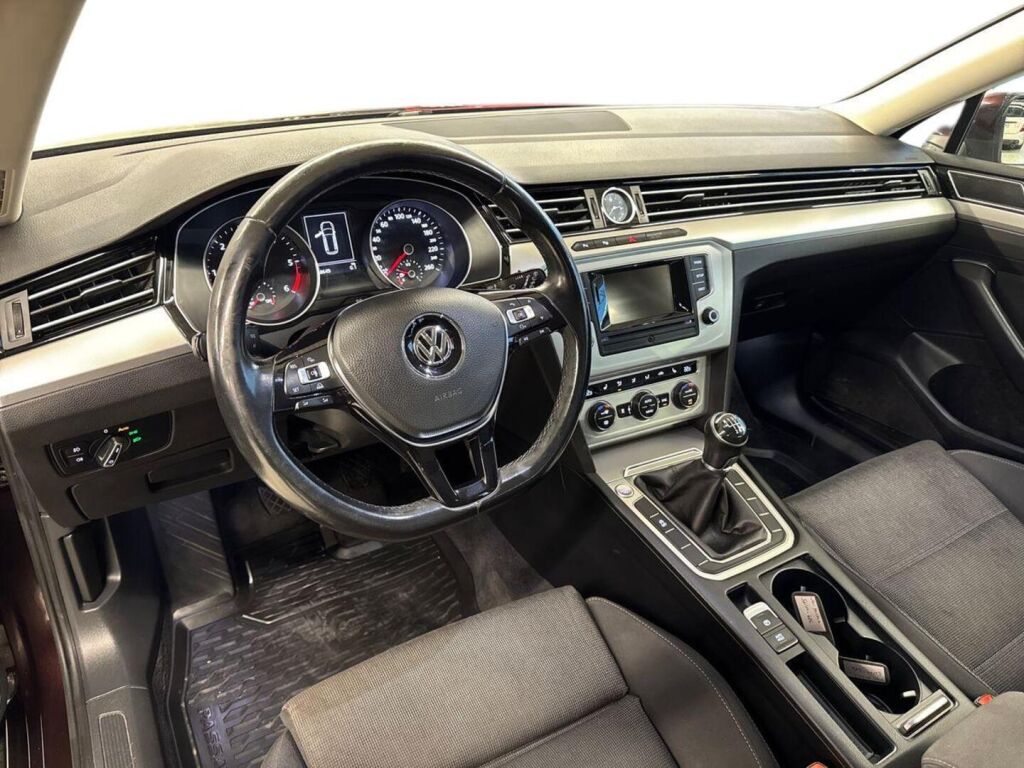 Volkswagen Passat 2016 Metallinhohto Punainen