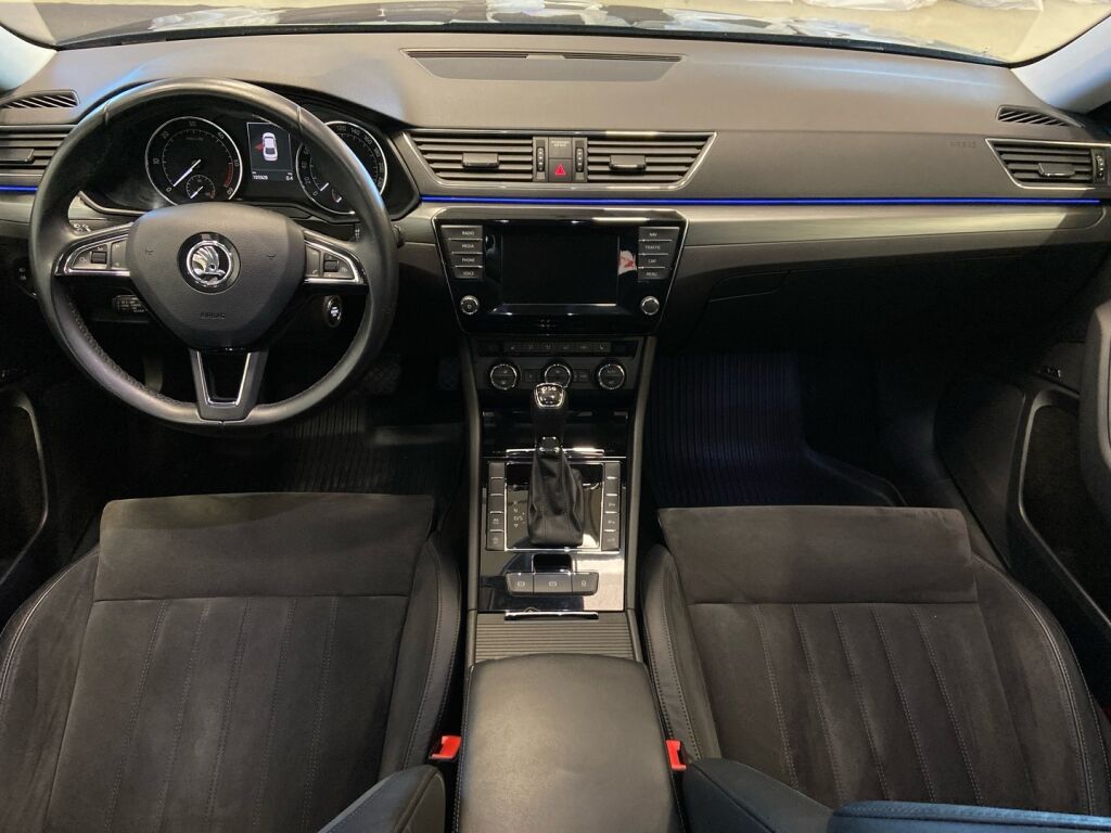 Skoda Superb 2015 Musta