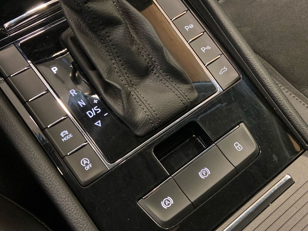 Skoda Superb 2015 Musta