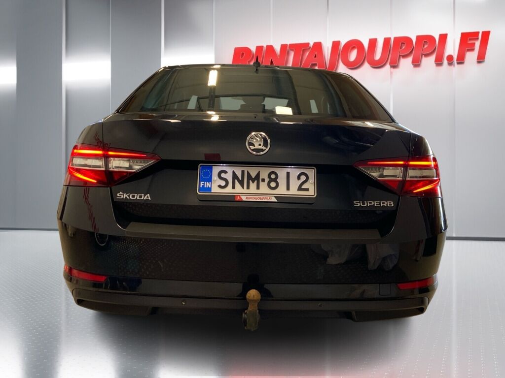 Skoda Superb 2015 Musta