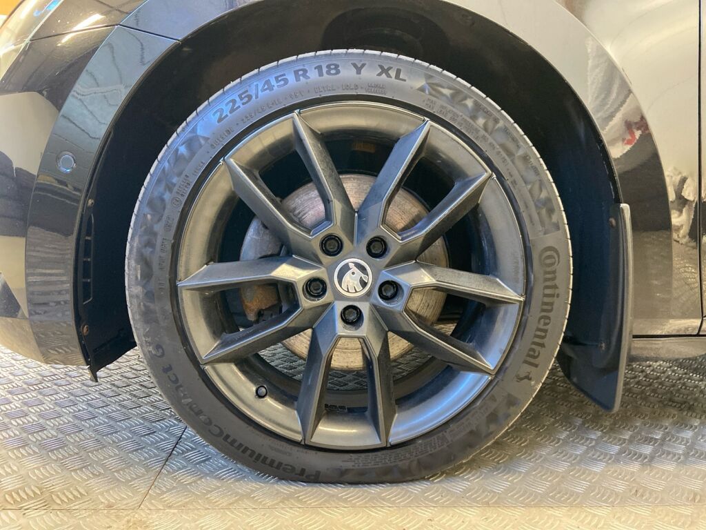 Skoda Superb 2015 Musta