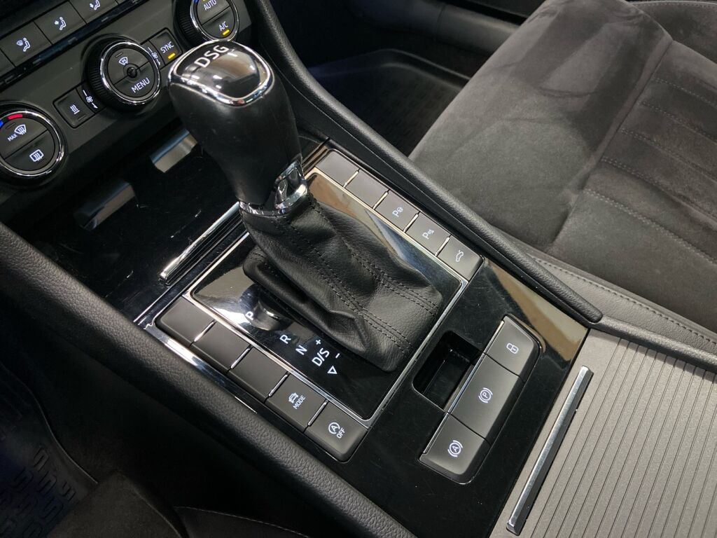 Skoda Superb 2015 Musta