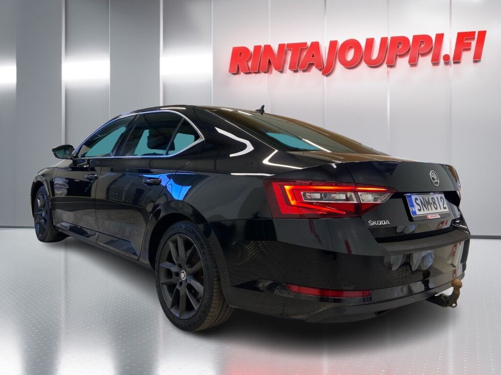 Skoda Superb 2015 Musta