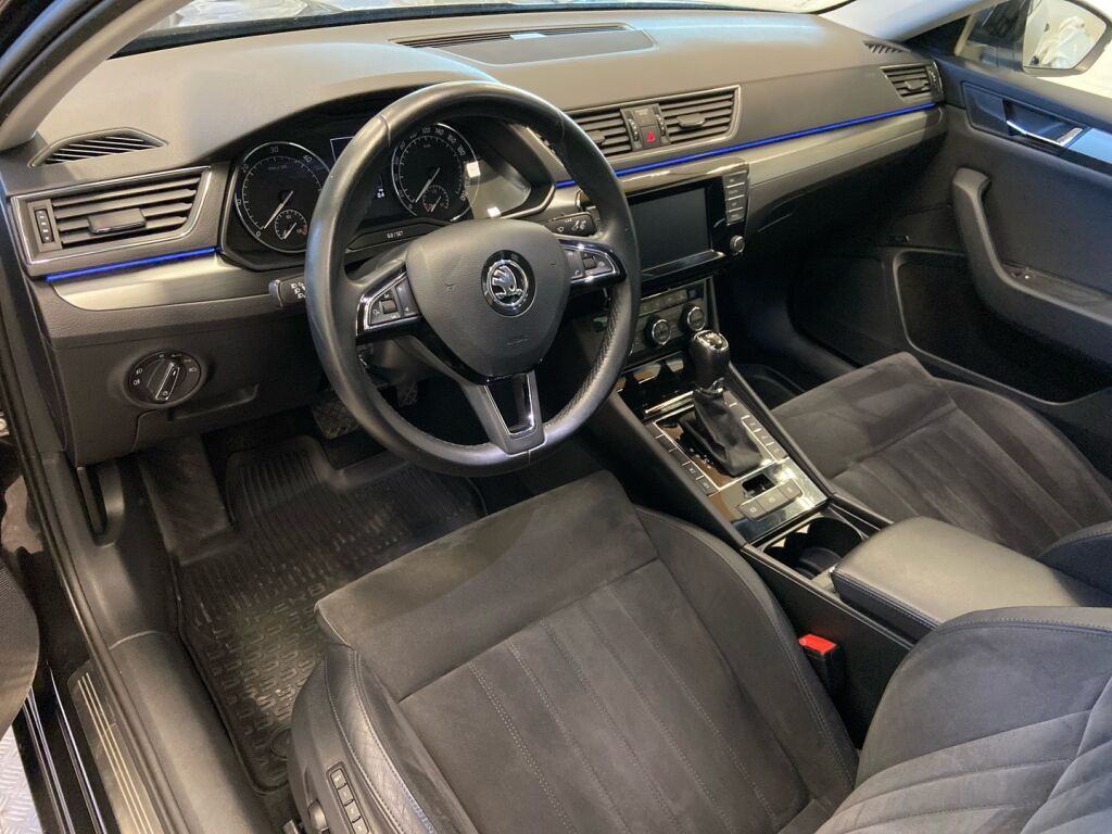 Skoda Superb 2015 Musta