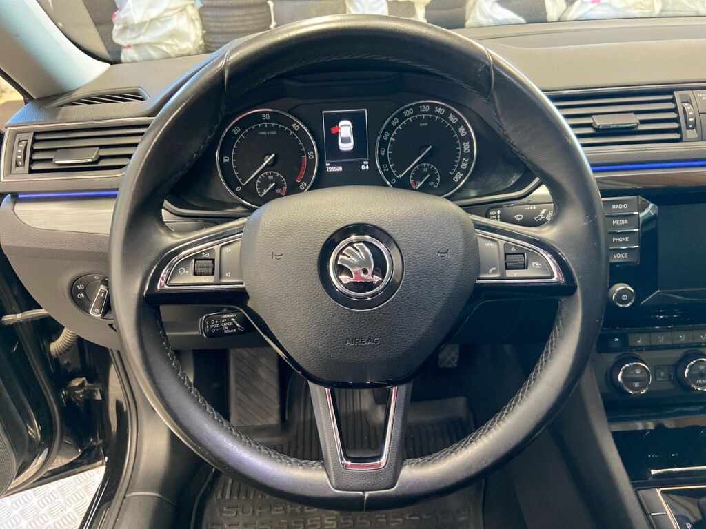 Skoda Superb 2015 Musta