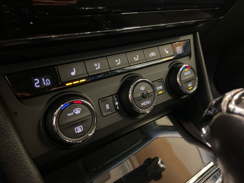 Skoda Superb 2015 Musta