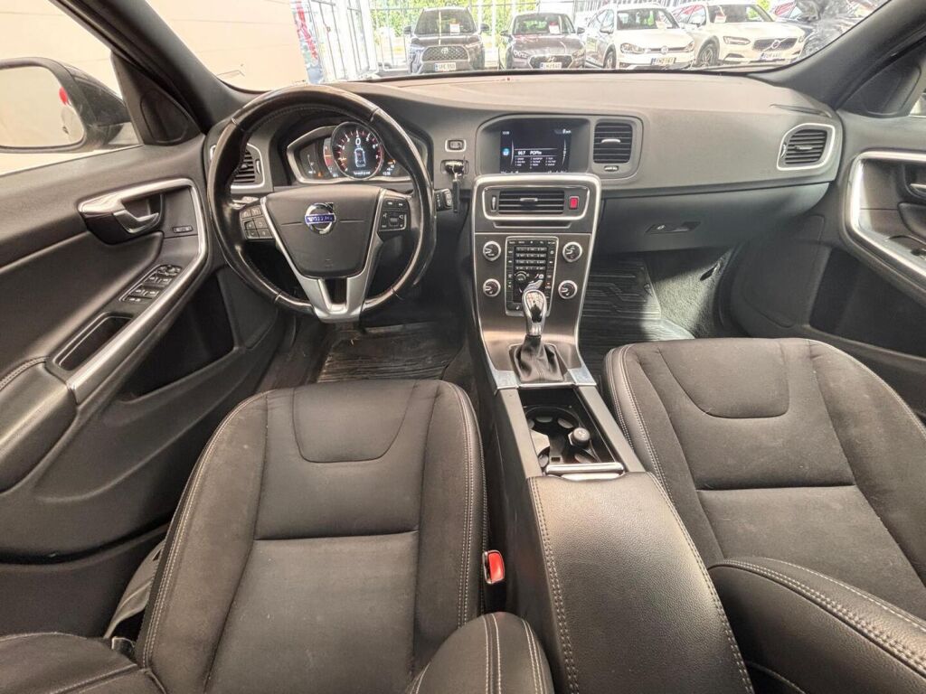 Volvo V60 2016 Musta