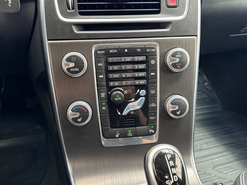 Volvo V60 2016 Musta
