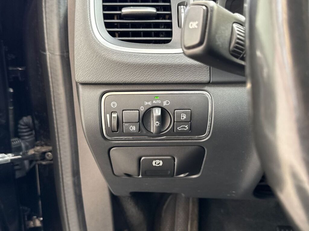 Volvo V60 2016 Musta