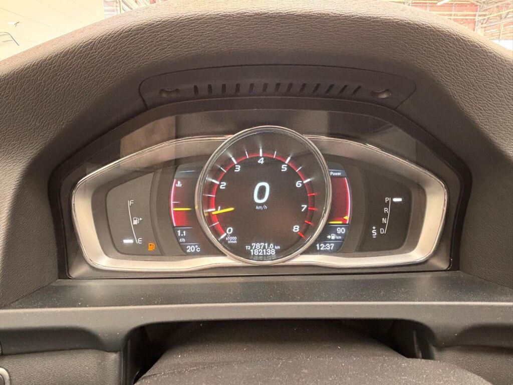 Volvo V60 2016 Musta