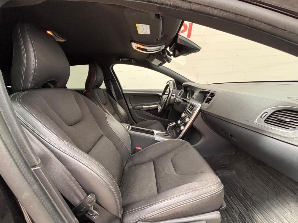 Volvo V60 2016 Musta