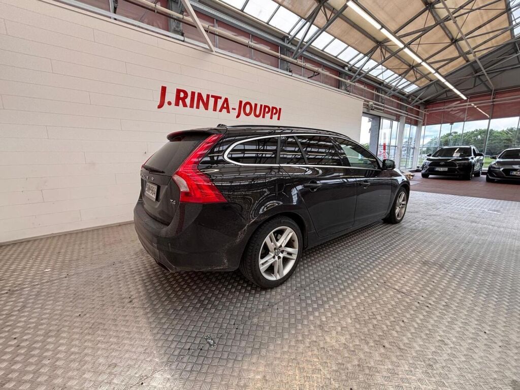 Volvo V60 2016 Musta