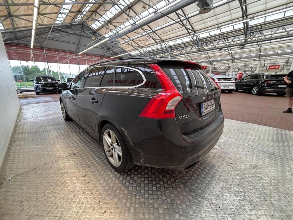 Volvo V60 2016 Musta