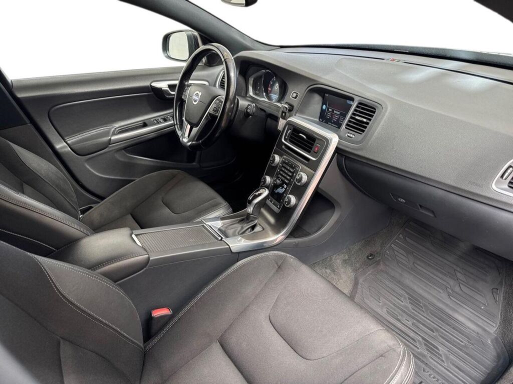Volvo V60 2016 Musta
