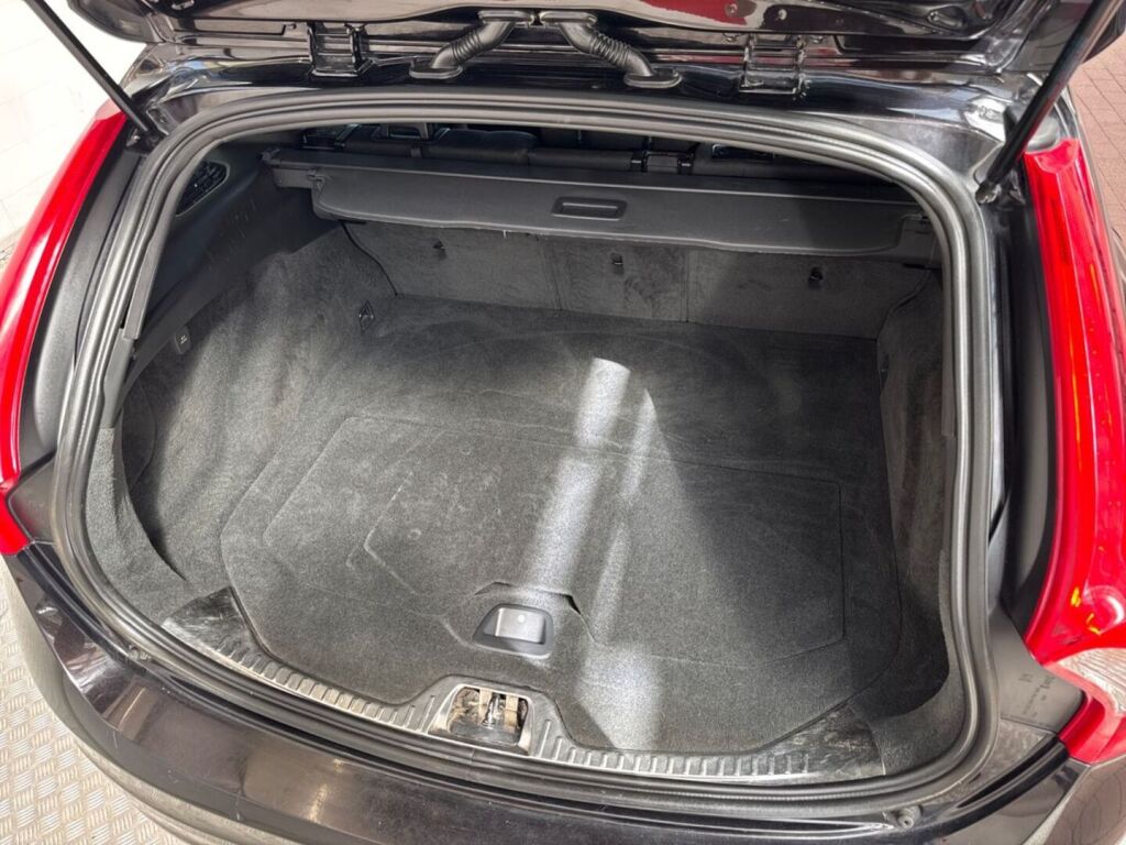 Volvo V60 2016 Musta