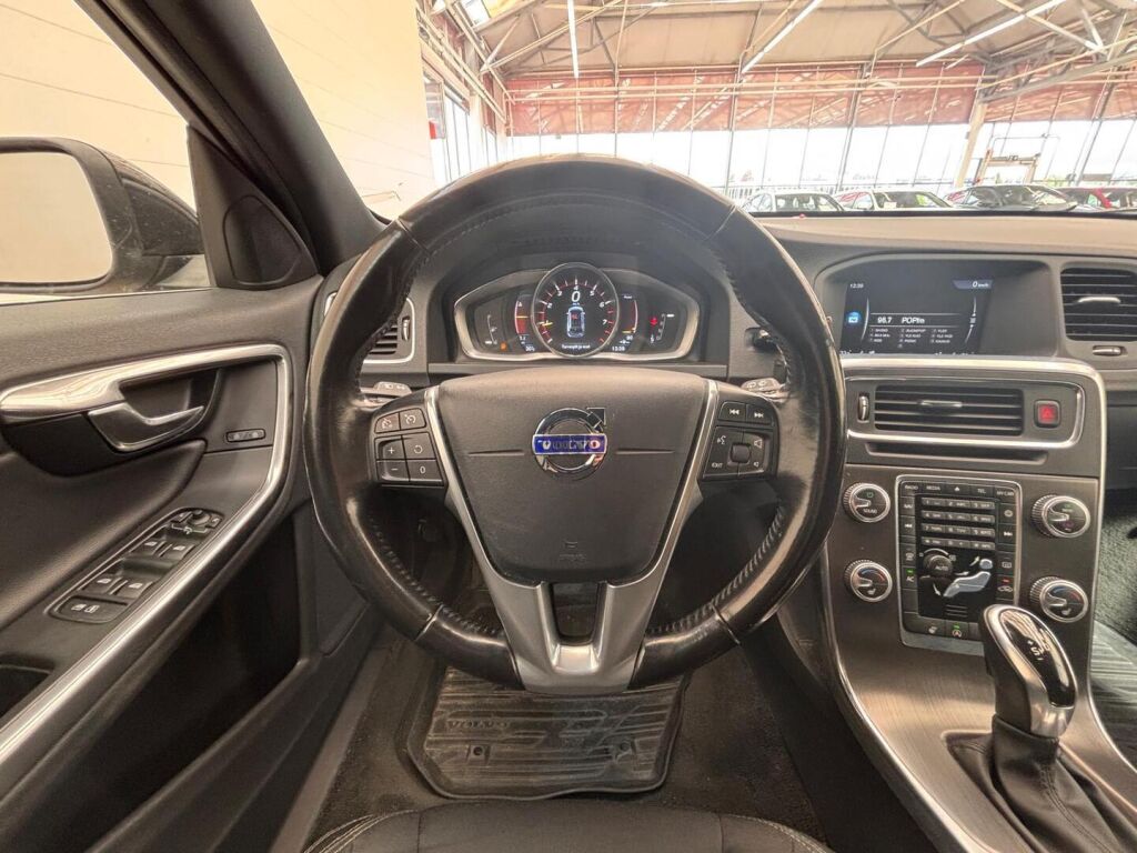 Volvo V60 2016 Musta