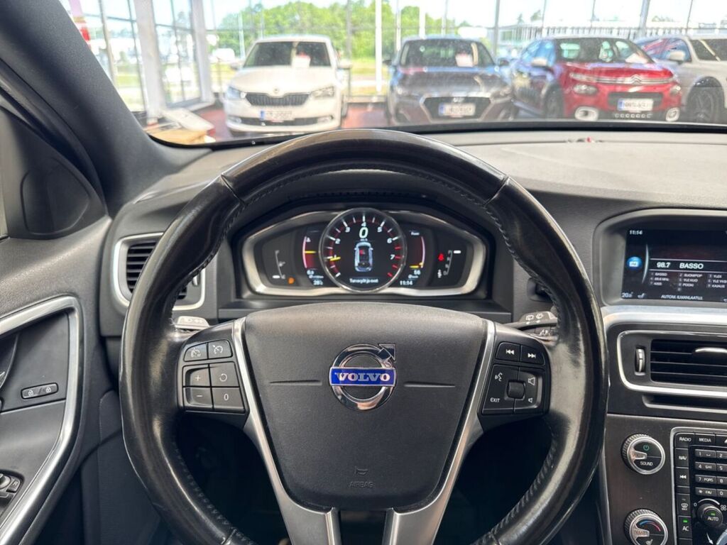 Volvo V60 2016 Musta