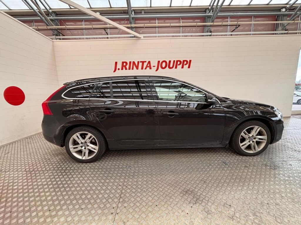 Volvo V60 2016 Musta