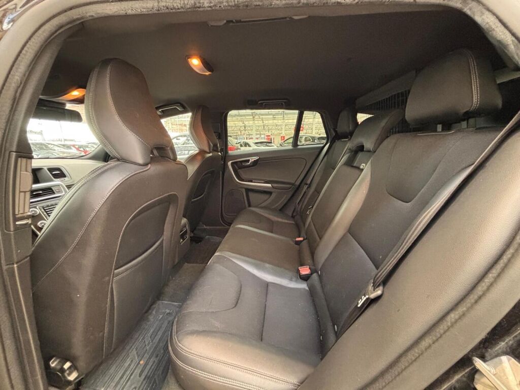 Volvo V60 2016 Musta