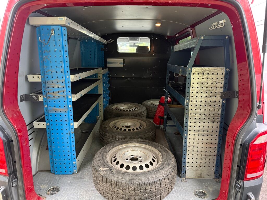 Volkswagen Transporter 2016 Punainen