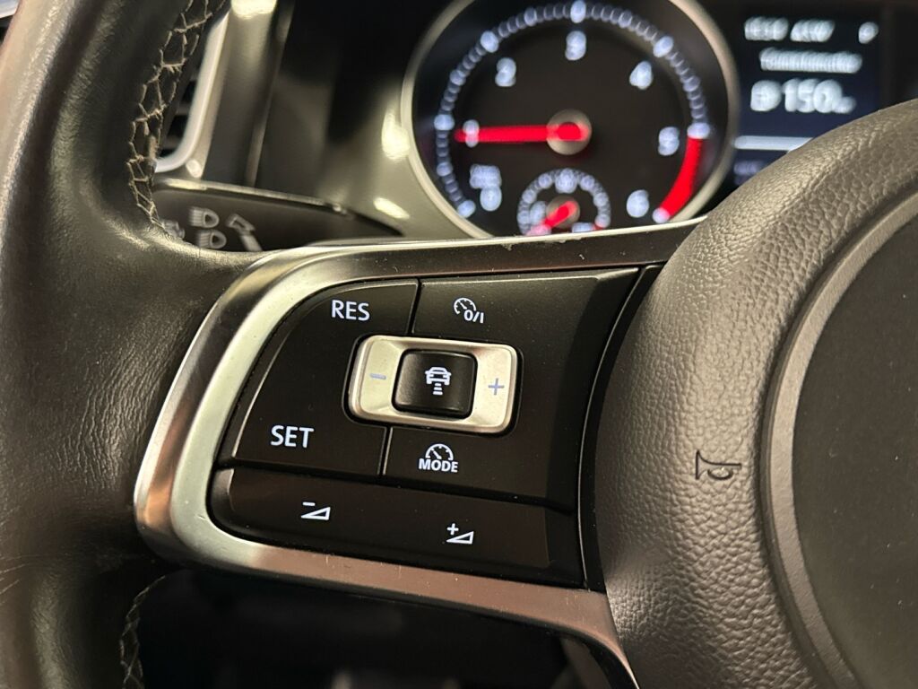 Volkswagen Golf 2016 Punainen