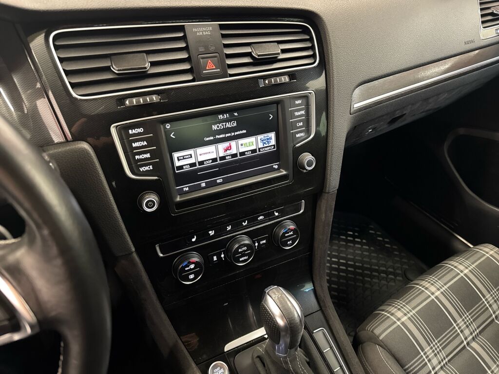 Volkswagen Golf 2016 Punainen