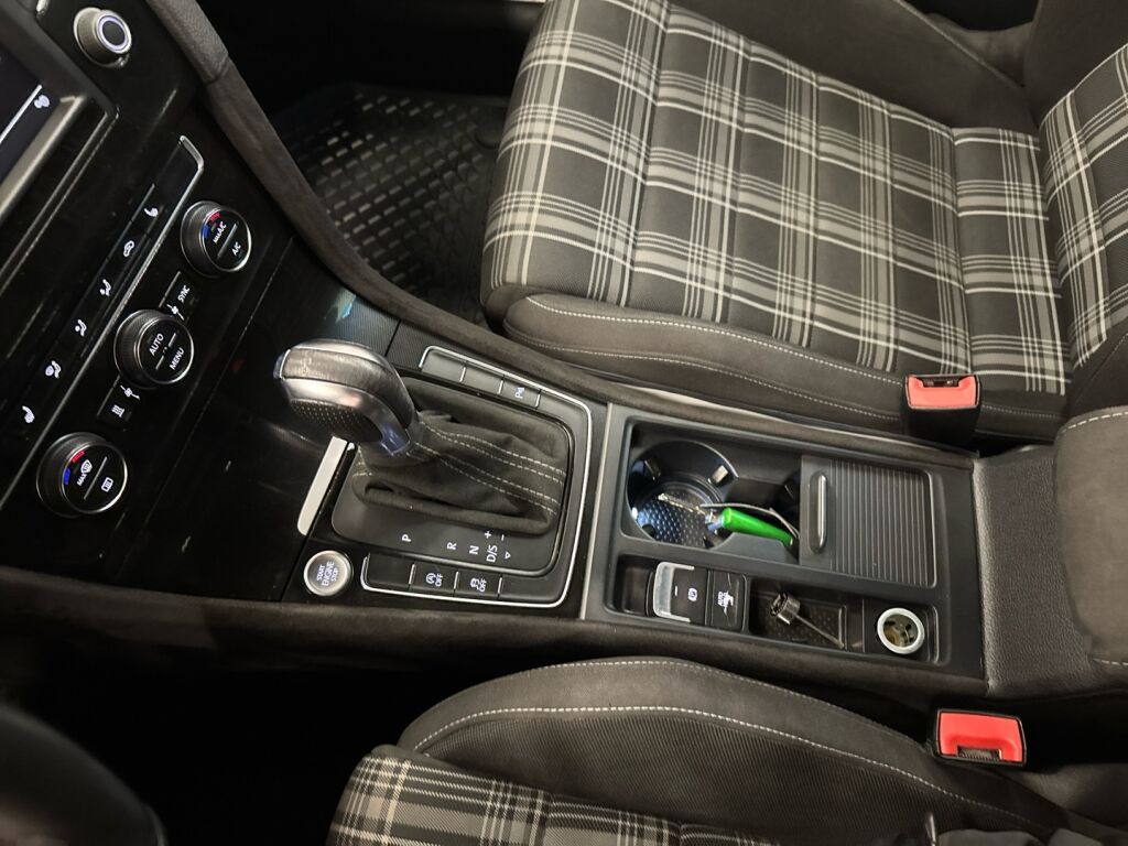 Volkswagen Golf 2016 Punainen