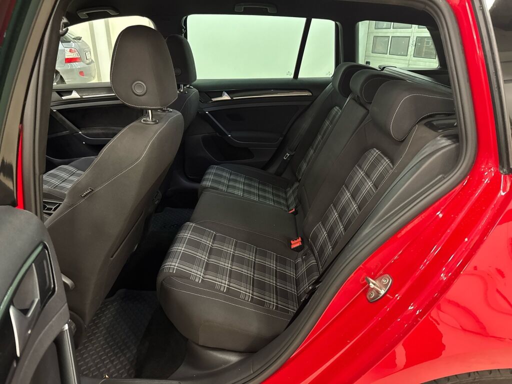 Volkswagen Golf 2016 Punainen