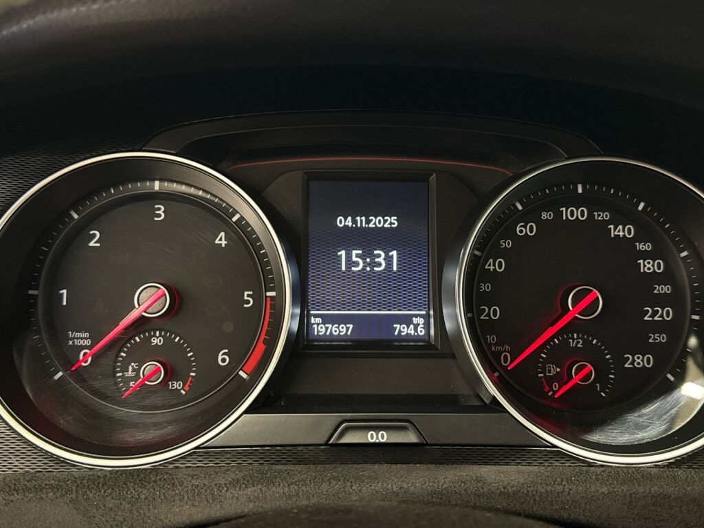 Volkswagen Golf 2016 Punainen