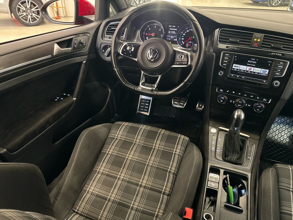 Volkswagen Golf 2016 Punainen