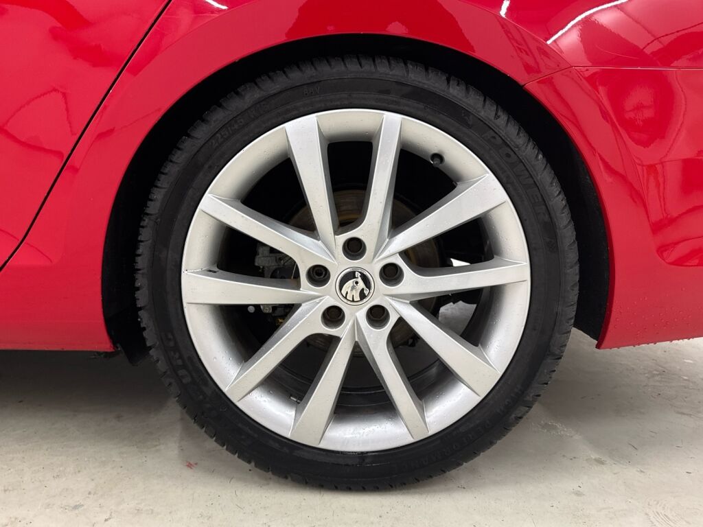 Volkswagen Golf 2016 Punainen