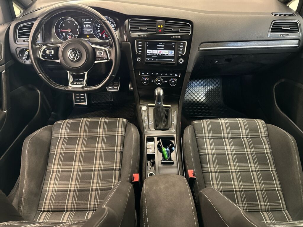 Volkswagen Golf 2016 Punainen