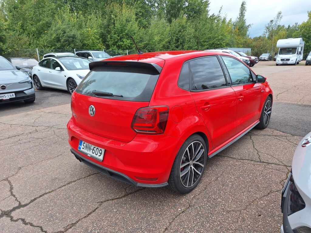 Volkswagen Polo 2015 Punainen