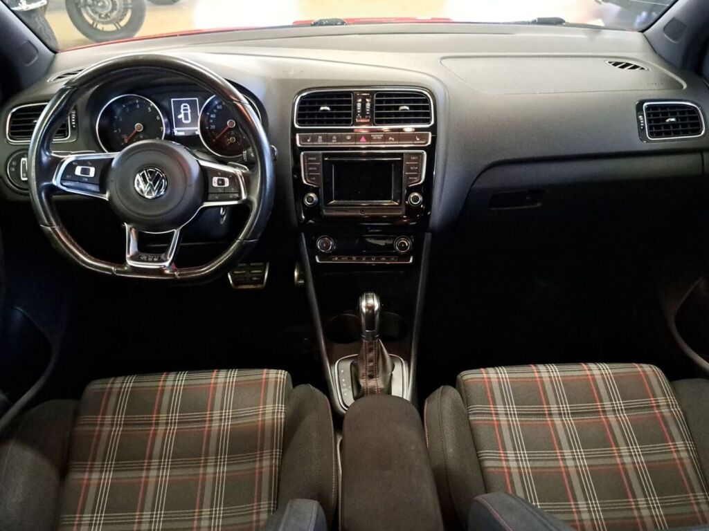 Volkswagen Polo 2015 Punainen