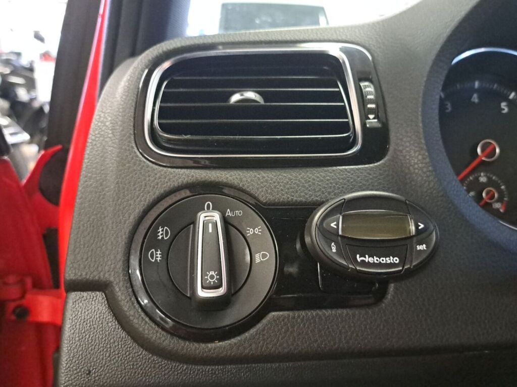 Volkswagen Polo 2015 Punainen