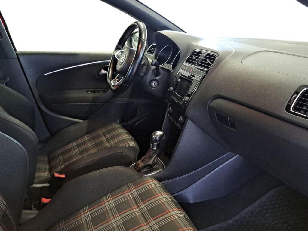 Volkswagen Polo 2015 Punainen